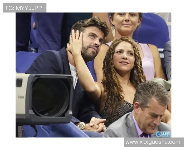 美女偶遇足球球星现场狂喜 亲密互动引发粉丝热议 美女偶遇足球球星现场狂喜 亲密互动引发粉丝热议