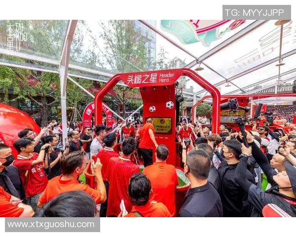 足球巨星闪耀登场 全球球迷热情迎接明星球员精彩亮相活动