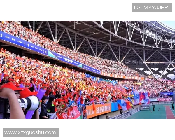 足球球星专车护送引领时尚潮流带动球迷热情盛况